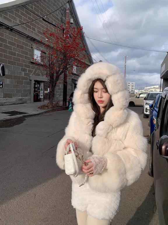 毛皮コート レディース 狐毛 ショート丈 秋冬 淡色 高級感 暖か スタイリッシュ ファッション 軽量 柔らかい 女性用 外套 皮草