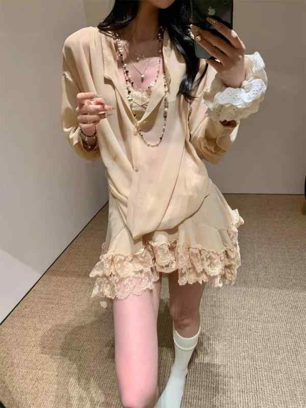 レディース ゆったり ブラウス レース フリル 短スカート セット かわいい フェミニン スタイル リラックス フィット 甘め 軽やか シルエット ルック 花辺 装飾 女性らしい コーディネート