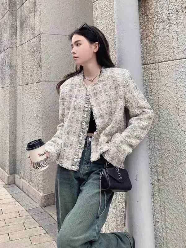レディース 秋冬 ツイード 生地 ラウンドネック ショート丈 ジャケット 宝石調 ボタン 編み込み 高級感 暖かみ カジュアル スタイル|新風堂