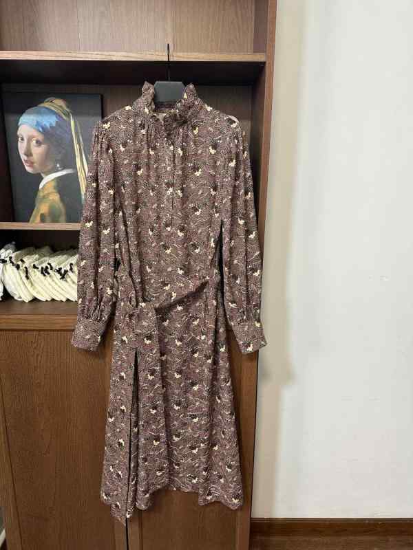 レディース ワンピース ドレス スタンドカラー フラワープリント 花柄 プリント フレンチスタイル 切り替え デザイン 軽量 素材 春夏 シーズン かわいい シルエット フェミニン 普段使い 通勤用