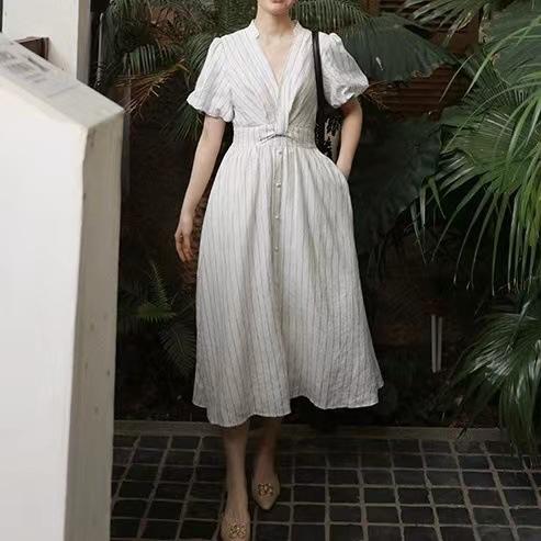 ワンピース レディース 麻 ストライプ パフスリーブ 深Vネック 白 ロング 夏 リゾート フレンチスタイル 高級感 フェミニン 軽量 通気性 吸湿速乾