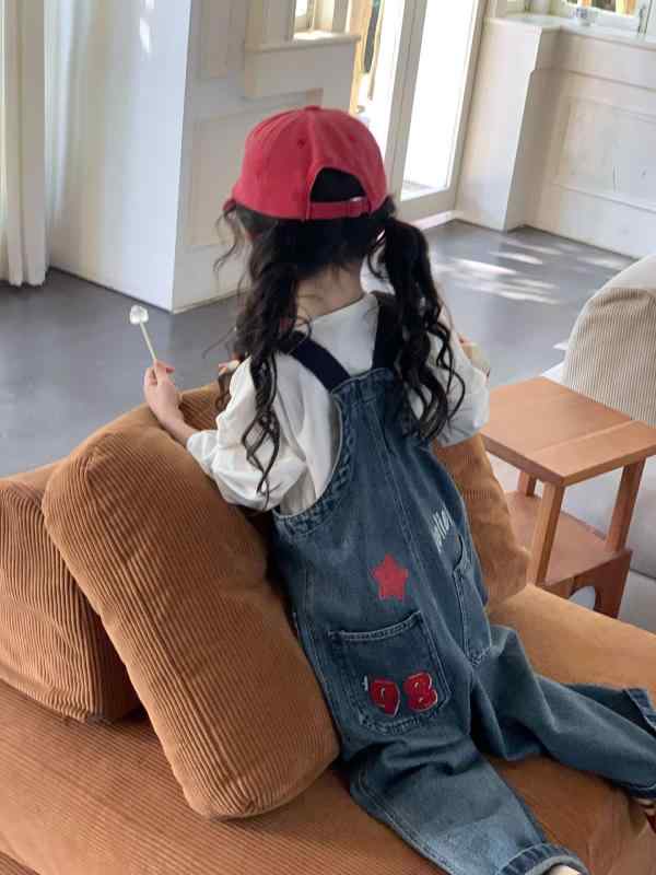 女児 ベビー用 デニム サスペンダー パンツ 韓国風 春 ゆったり ワイドシルエット ポケット バック デザイン スタイリッシュ カジュアル 普段使い 子供服 コットン 混 素材