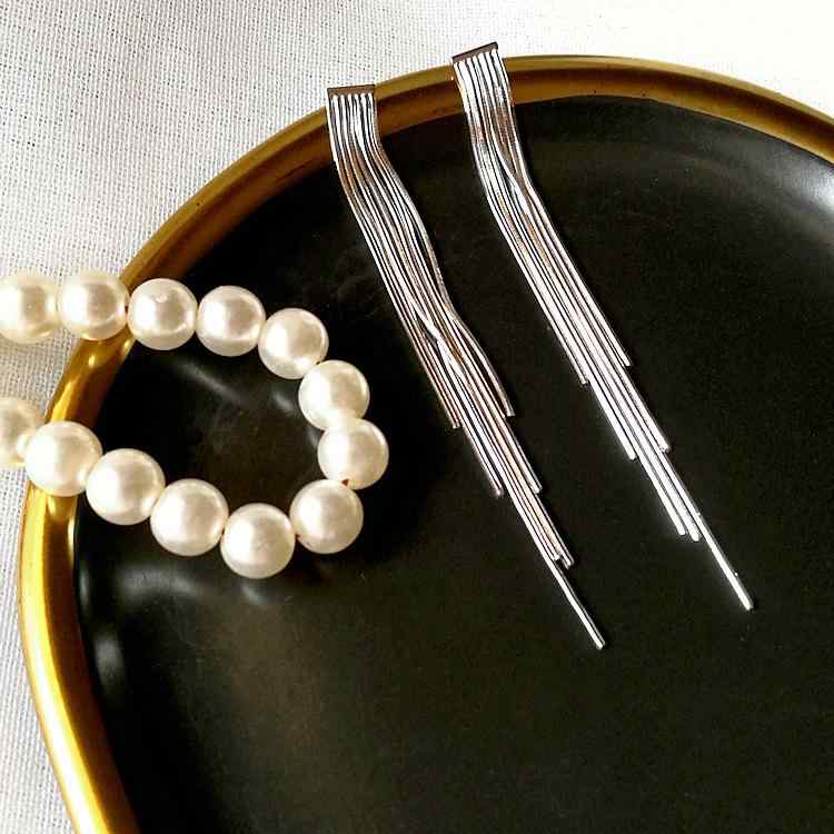 女性用 イヤリング ロング タッセル フリンジ シルバー 白金メッキ シンプル 蛇骨チェーン 顔痩せ効果 輝き 上品 アクセサリー 耳飾り チェーン 軽量 日常使い