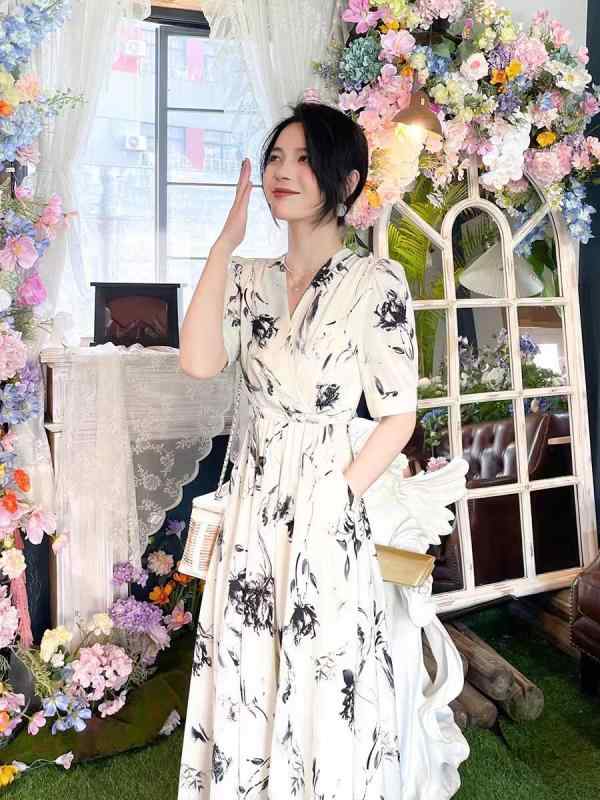 衣装 レディース 白 小花柄 夏用 ロング丈 収腰 フレンチ表現スタイル 紅茶一時停止 御前上等感 雅びやか 小っちゃい相応う 口さかしい 女子らしい 花柄お召しもの 日常使い走り