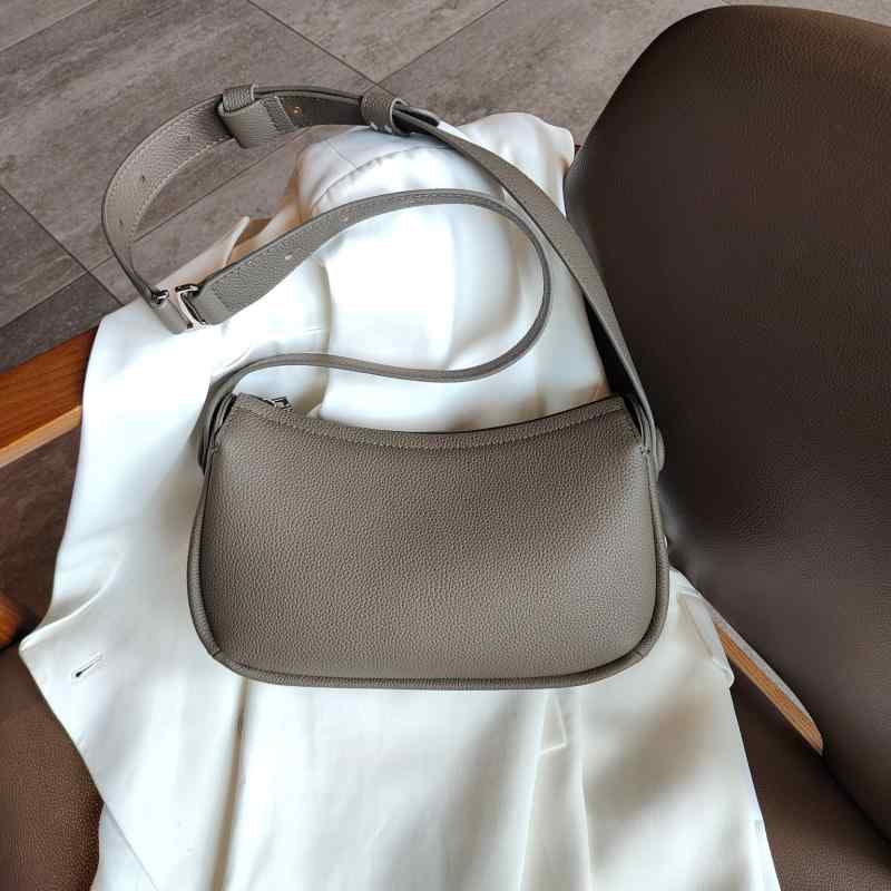 レディース ショルダーバッグ 高級感 バゲットバッグ アンダーアームバッグ 手提げ鞄 女性用 普段使い 軽量 シンプル ブラック ピンク系 通勤対応 切り替え｜新風堂