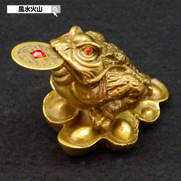 ＼31日まで15％OFFクーポン／ 蛙 置物 風水 カエル 玄関 風水グッズ 幸運 金運 開運 財運 祈願 三脚蛙 三本脚 三本足 商売繁盛 カエル招財 三脚蛙 カエルの置物 開運祈願 インテリア 風水カエル 飾り物 楽天 父の日 ギフト 2025 【銅製三脚蛙 中(赤いフェルト付)】<br>
