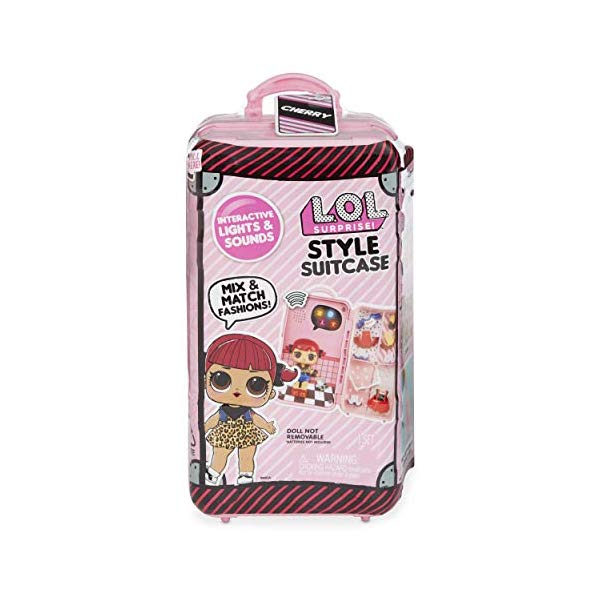 LOLサプライズ 手あそび グッズ 図形 あやつり人形 流行り物お人形さん L.O.L. Surprise! Style Suitcase Electronic Playset - Cherry