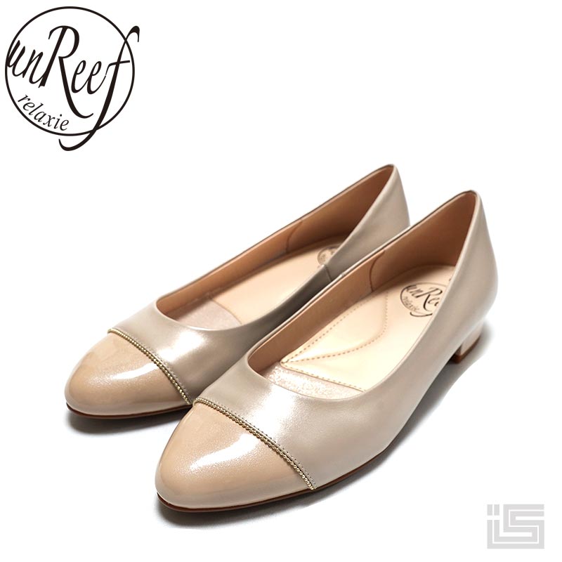 ◇ unReef アンリーフ 3970 Beige ベージュエナメル ラウンドトゥ パンプス ゴールドチェーン飾り レディース キレイめ 光沢 フラットヒール ローヒール【23ss】レディースパンプス|イバラキヤ