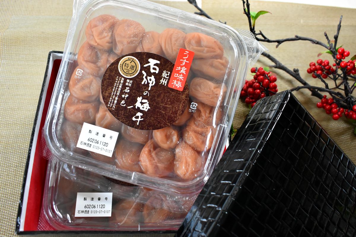【お歳暮におすすめ】 高級南高梅 800ｇ 紀州塗網代箱入 うす塩 はちみつ しそ 白干し ギフト お歳暮 お中元 贈り物 梅干し 紀州 和歌山 高級梅 プレゼントSW-UM-1K