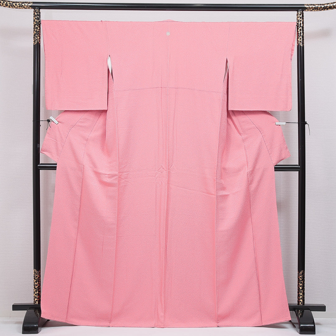 色無地 袷 身丈168cm 裄丈68cm 正絹 Sランク XLサイズ 広衿 一つ紋（丸に違い矢） セミフォーマル 紋意匠 抽象柄 ピンク系 1214-16729｜糸千花和装　店