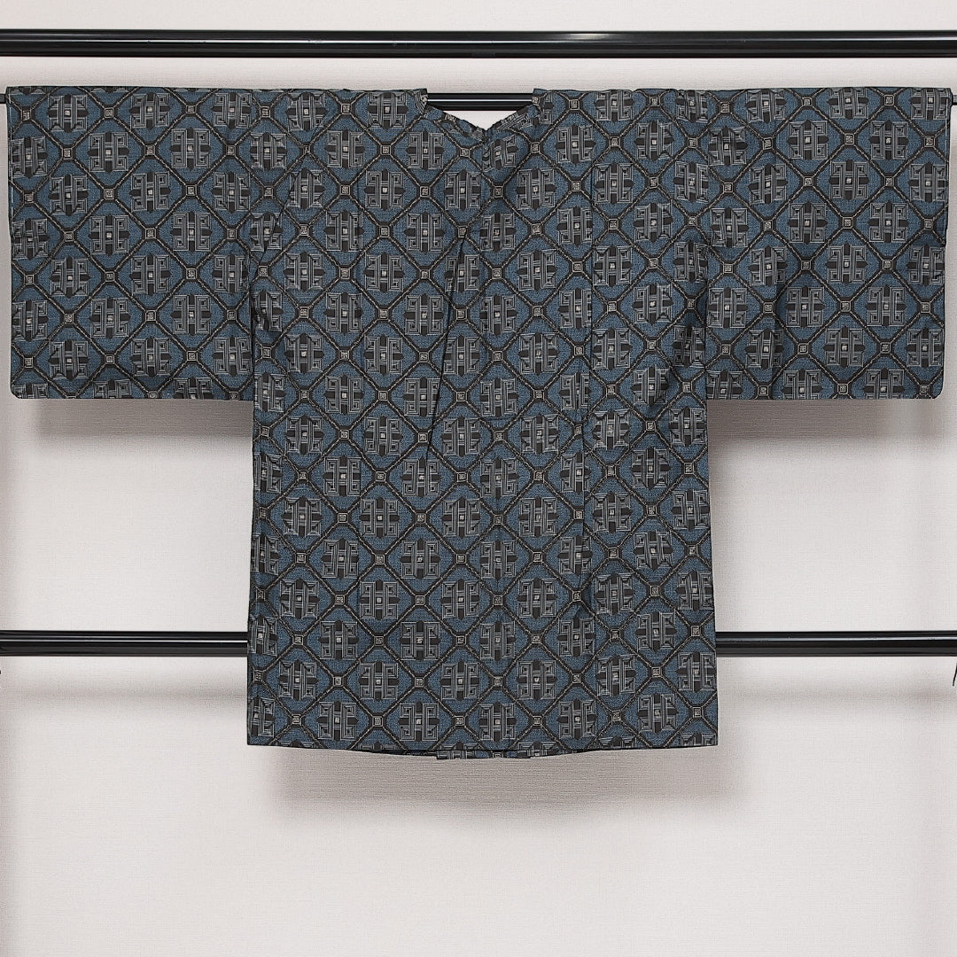 未使用品 道行コート（大島紬） 袷 紬 身丈94cm 裄丈67cm Nランク 正絹 Lサイズ インフォーマル しつけ糸 ポケットあり 経緯絣 幾何学柄 モダン 芸術的 青系 1263-13799｜糸千花和装　店