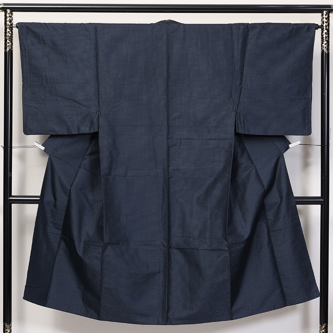 男着物（大島紬） 袷 身丈135cm 裄丈65cm 正絹 Aランク Sサイズ 棒衿 インフォーマル 亀甲絣 紺系 1219-06265