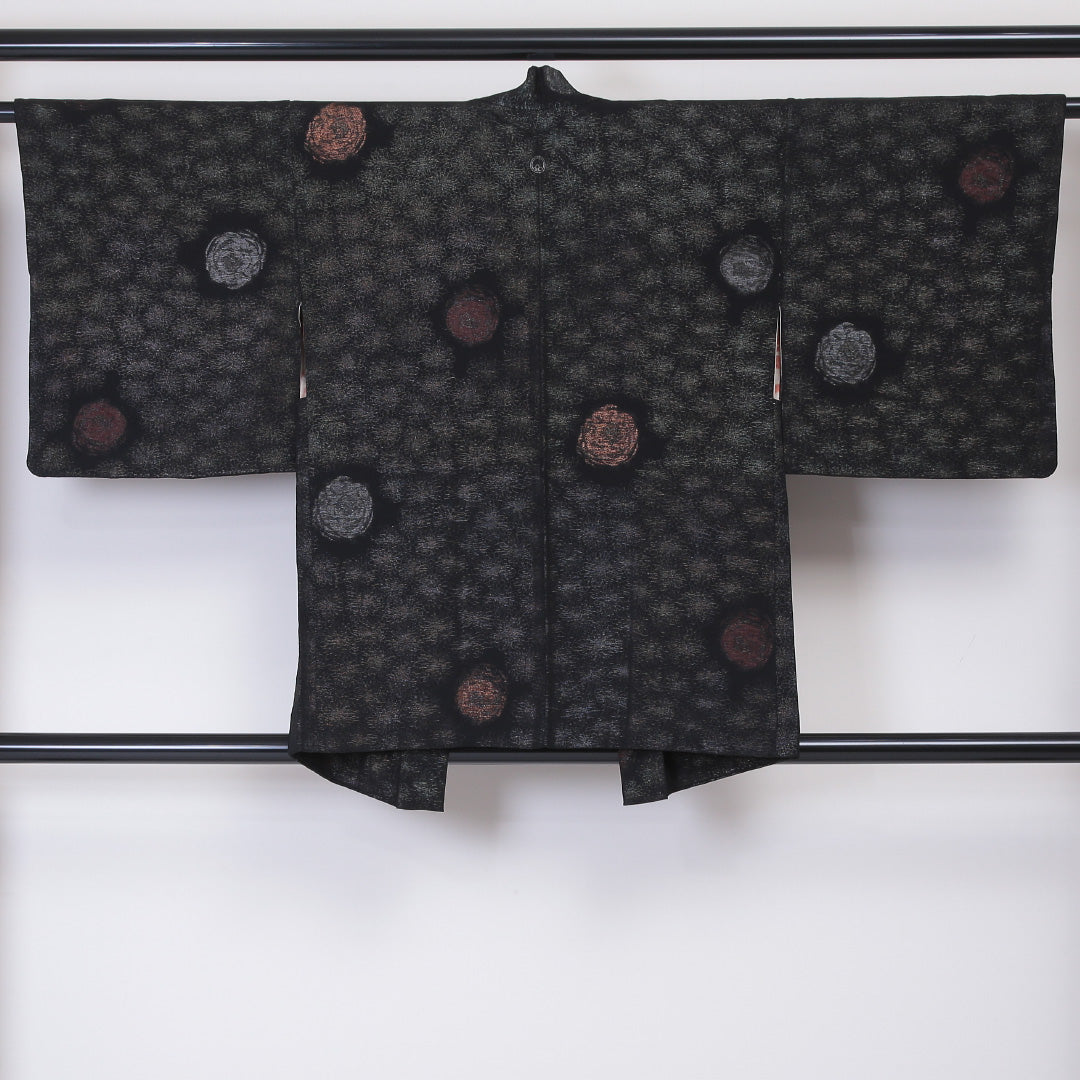 アンティーク 黒羽織（お召） 袷 身丈80cm 裄丈63cm 正絹 Aランク Sサイズ 一つ紋（丸に変わり梅鉢） 創作柄 漆糸 黒系 1217-06027