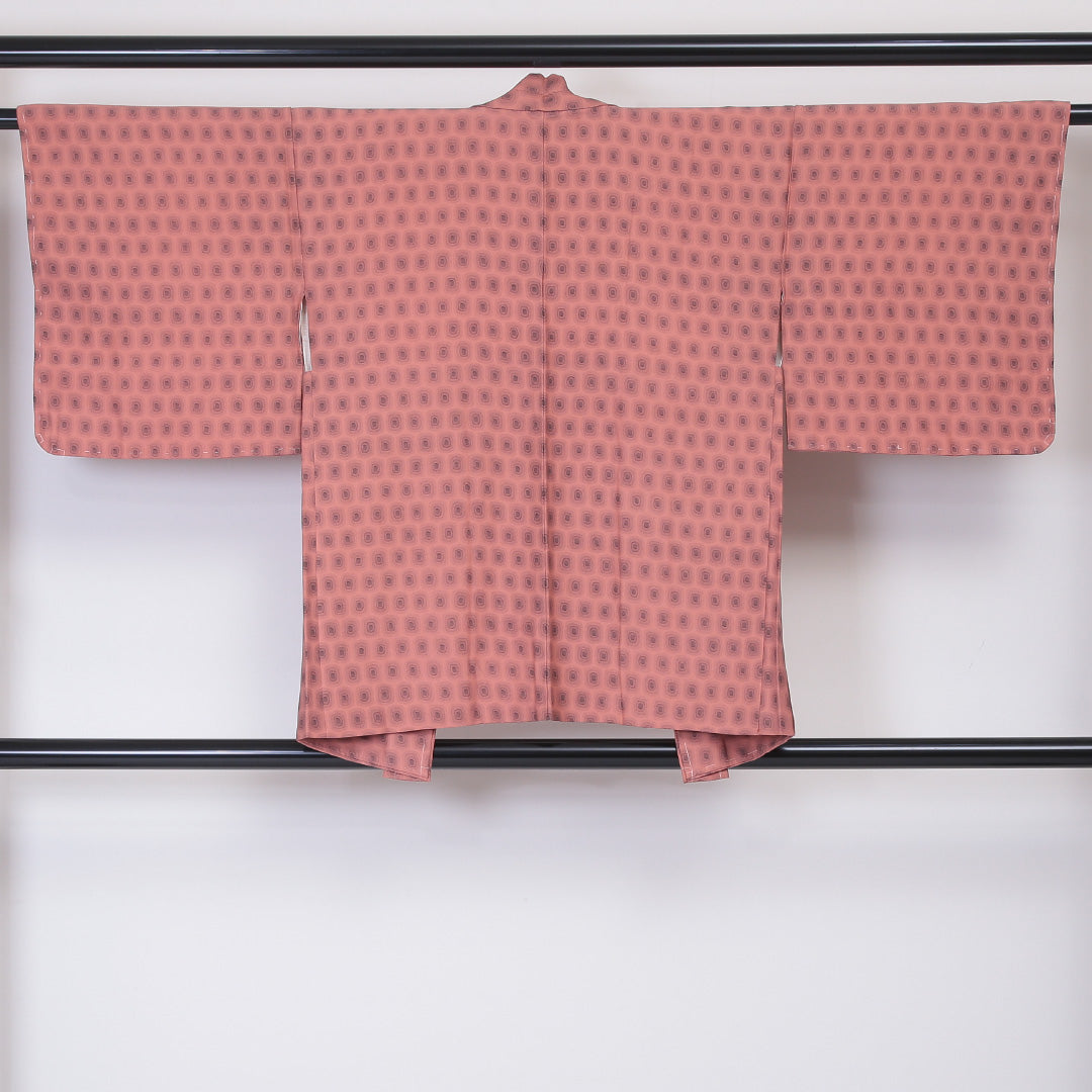 未使用品 羽織 袷 身丈77cm 裄丈62cm 正絹 Sランク Sサイズ カジュアル ちりめん 幾何学柄 ピンク系 朱系 1217-06070