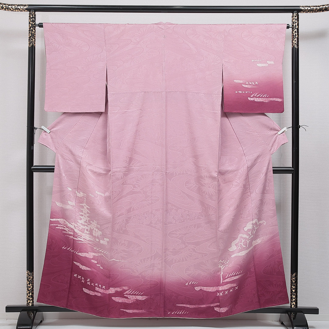 付下げ 袷 身丈159cm 裄丈64cm 正絹 Aランク Mサイズ 広衿 一つ紋（五三桐） セミフォーマル 紋意匠 流水に笹 寺院 ピンク系 1261-16046