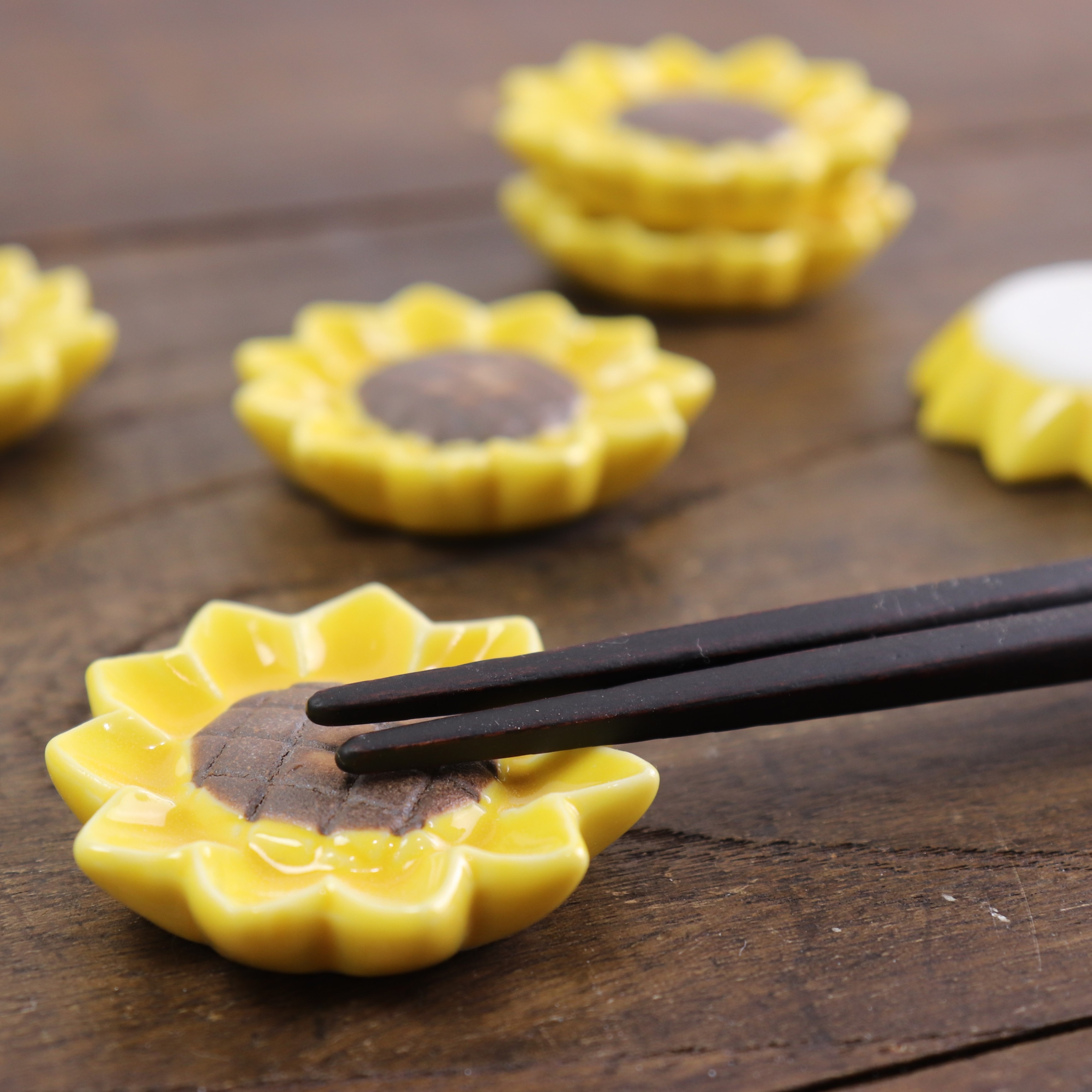 箸置き ひまわり ヒマワリ 向日葵 箸 置き はしおき 箸休め 美濃焼 陶磁器 カトラリー キッチン 黄色 ビタミンカラー ビタミン 風水 雑貨 和風 夏 花 夏物 夏物雑貨 陶器 置物 インテリア 飾り おしゃれ かわいい ギフト プレゼント 贈物 誕生日祝い画像