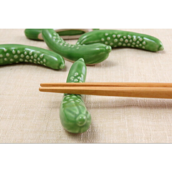 箸置き キュウリ グリーン きゅうり 箸 置き はしおき 箸休め 美濃焼 陶磁器 カトラリー キッチン 緑 雑貨 和風 夏 野菜 夏物 夏物雑貨 陶器 置物 インテリア 飾り おしゃれ かわいい ギフト プレゼント 贈物 誕生日祝い 安い箸置き 安い画像