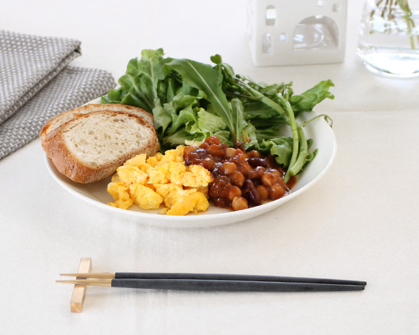 パンやスクランブルエッグがのった洋食プレートと、手前に置かれている箸と箸置き