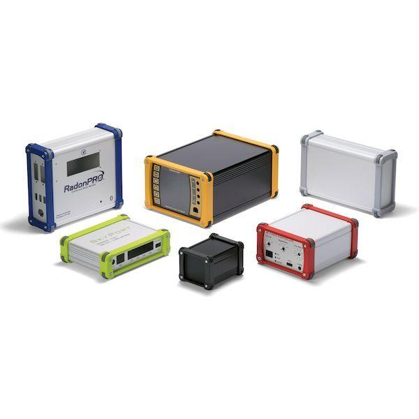 (LINEクーポン有)タカチ電機工業 EXP24-11-17SR 直送 代引不可・他メーカー同梱不可 コーナーガード付アルミケースアルミパネルタイプ EXP241117SR