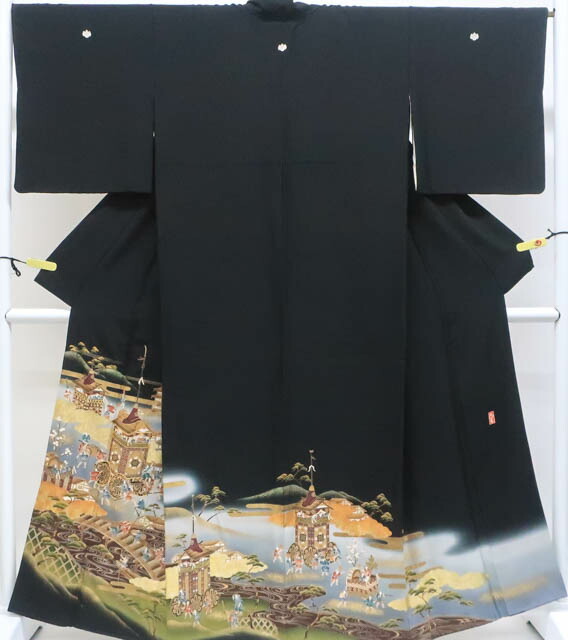 【着物】黒留袖　作家物　五つ紋　比翼仕立て　風景文　身丈約162cm　裄丈約64.5cm　25z02-1095 黒留袖 五つ紋 落款入 金彩 花 比翼仕立て 正絹 着物 身丈約166.5cm 裄