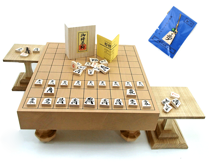 木製棋盤仕掛ける 目あたらしい押彫根付1個つき 新桂二寸足付棋盤（厚さ約6糎厚）と一般受け電話番号１の木製素晴らしい押し駒桐駒箱入り口・入口（駒の動かし方付）駒台付