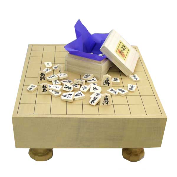 高級足付将棋盤セット　北海道産本桂３寸足付一枚板将棋盤ランク松と山形天童の白椿上彫将棋駒（桐箱入り）