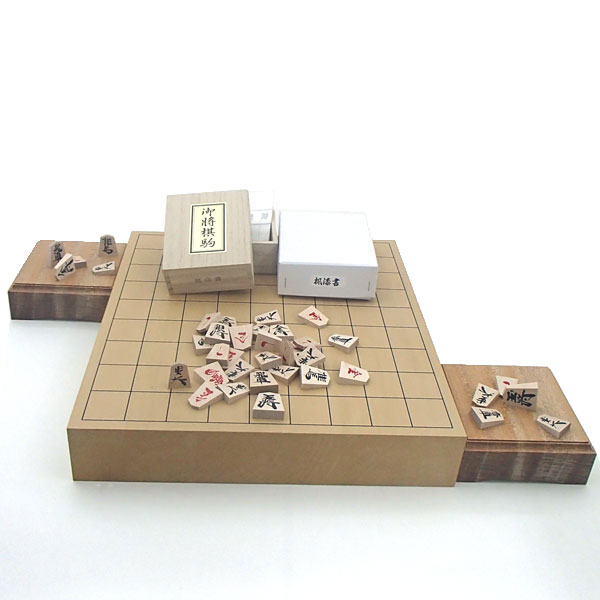 木製将棋盤セット　新桂２寸卓上接合（ハギ）将棋盤と昔懐かしい楓漆書将棋駒に北海道産栓駒台付