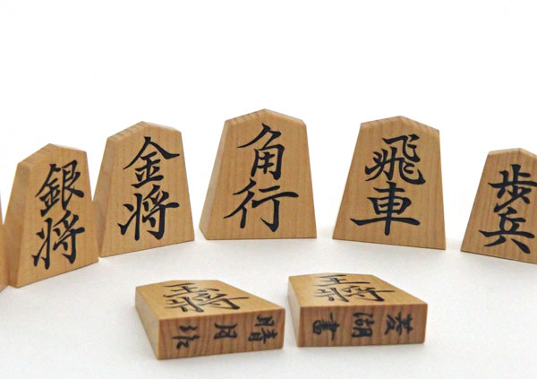 高級将棋駒 本黄楊 御蔵島産 晴月作 菱湖（赤柾） 盛上 平箱入り（限定