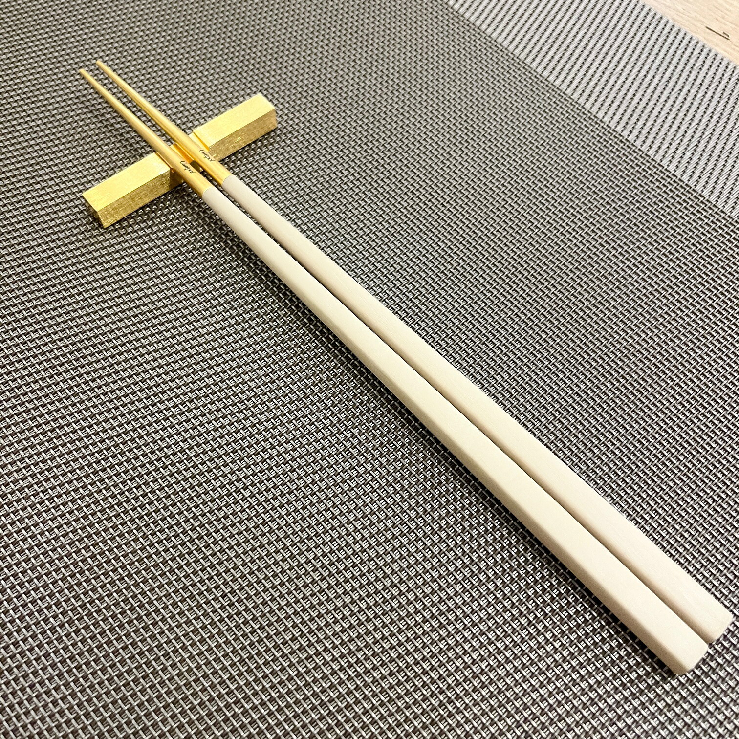 cutipol  クチポール お箸 KUBE 象牙色ゴールド 置き目品 箸-キッチン用品・食器・調理器具-食器・カトラリー・グラス