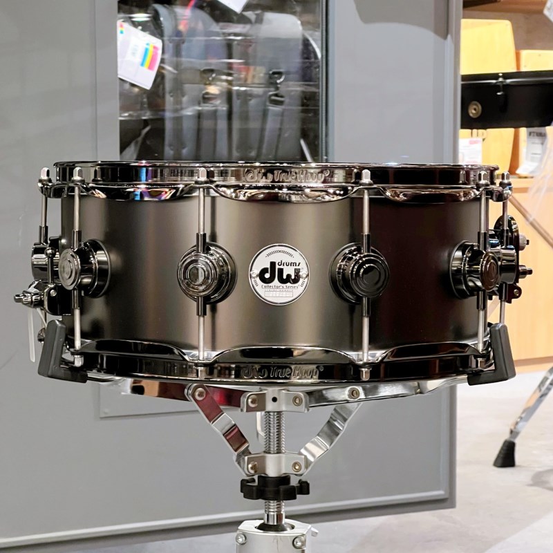 DRVD5514SVNBK [Collector's Satin Black Over Brass Snare 14&times;5.5 / Black Nickel Harare] dw (新品)｜イケベ楽器ショップ