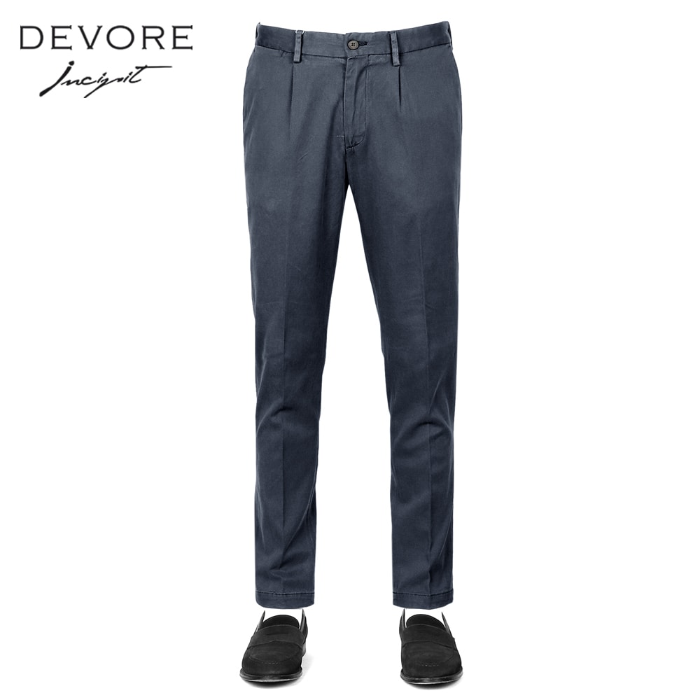 【SALE】デヴォレ in窪溜まり DEVORE incipit ／ 25-26AW 生産品染めテンセルコットンストレッチギャバジン1プリーツシャーリングパンツ「LEISURE CHINO」（米国海軍）【ラッピング相応う】／ 3時節 秋冬春 メンズ