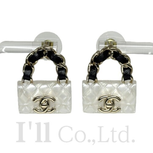 【中古】CHANEL シャネル マトラッセ バッグモチーフ ピアス ABA007 B23C レジン レザー メタル ホワイト ブラック ゴールド ブランドジュエリー アクセサリー CC COCO ロゴ ココマーク イヤリング【中古】【83104】
