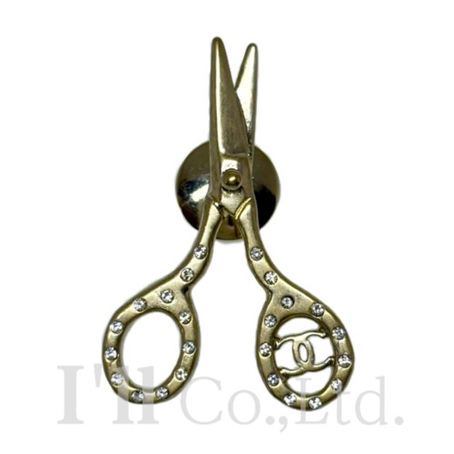 【中古】CHANEL　シャネル　シザー　ピンブローチ　AB5939　メタル　クリスタル　ライトゴールド　ブランドジュエリー　アクセサリー　ココマーク　CC　ラインストーン　はさみ　ハサミモチーフ【中古】【80032】｜Ｉ&rsquo;ｌｌ 店