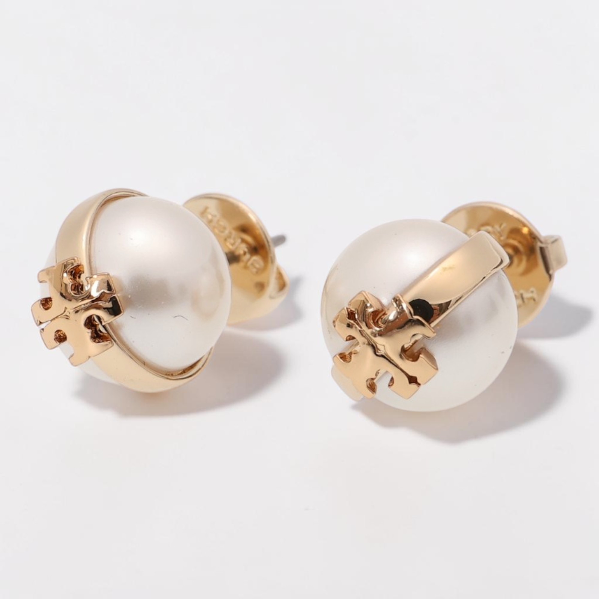 〈ｸｰﾎﾟﾝ5%OFF〉トリーバーチ／TORY BURCH "ムーンダンス パール スタッズピアス" ニッケルフリー 18Kゴールドプレーテッド ダブルTロゴ 両耳用ピアス ホワイト ゴールド 180857 100／LIGHT BRASS*PEARL｜IL TELAIO DUE