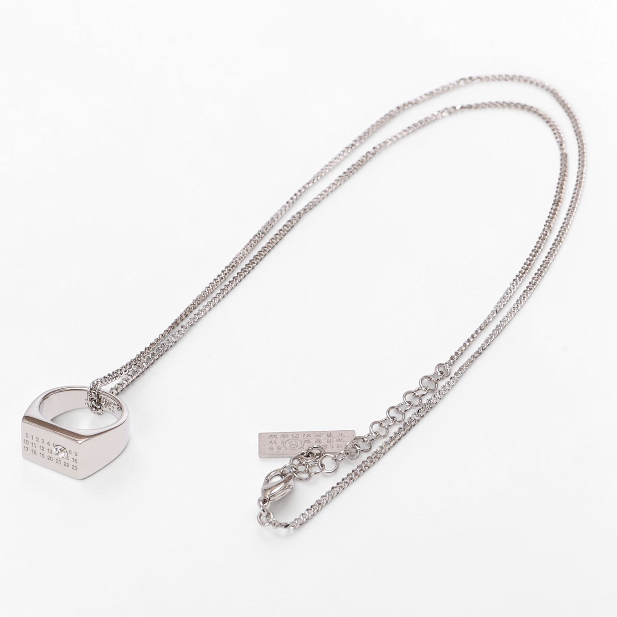 〈ｸｰﾎﾟﾝ5%OFF〉エムエムシックス・メゾンマルジェラ／MM6・MAISON MARGIELA "シュヴァリエ リング" ペンダントネックレス ユニセックス ニューメリックロゴプレート 指輪 アクセサリー(シルバー) SM6UU0094 P8859 951／SILVER[返品OK]｜IL TELAIO DUE