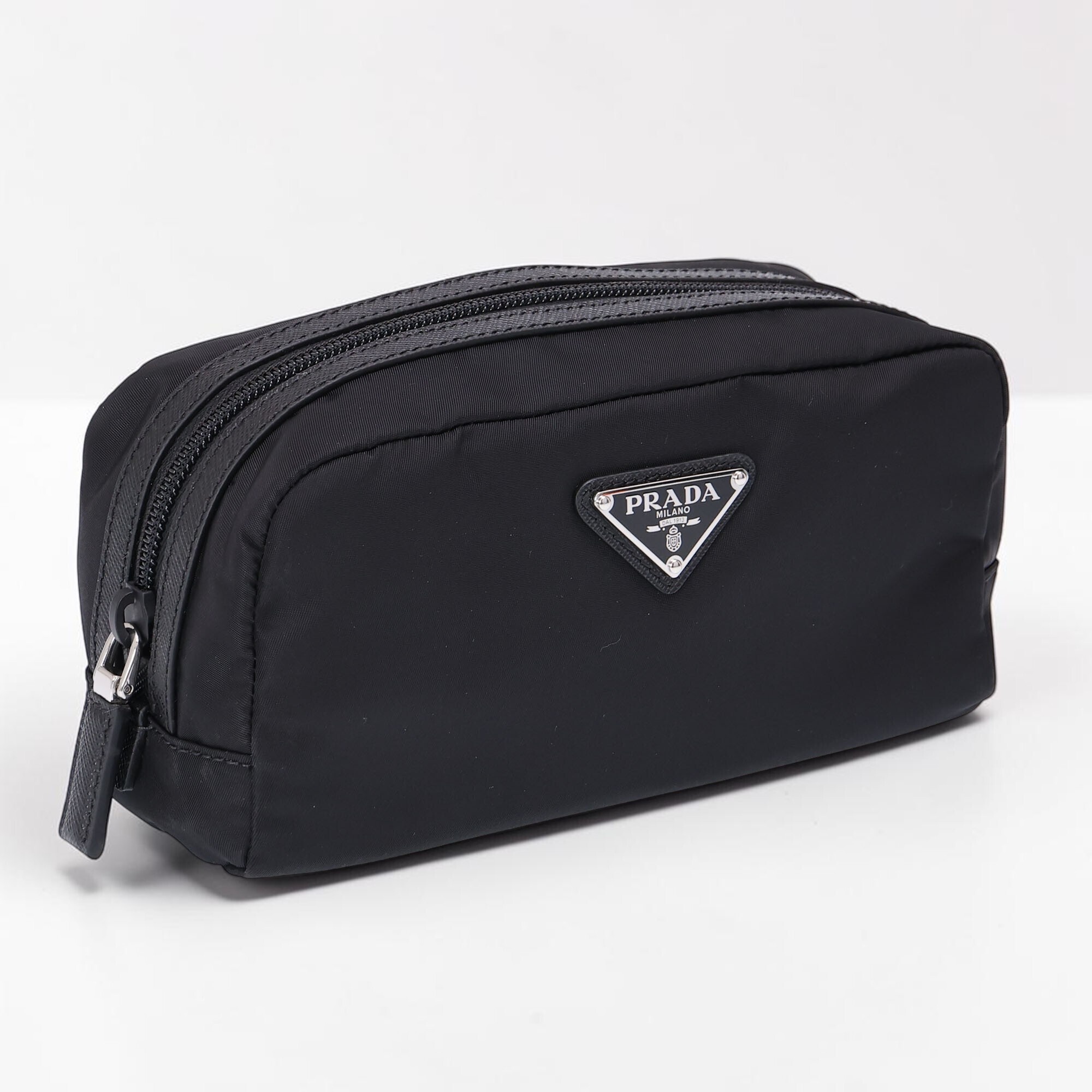 【ｴﾝﾄﾘｰでP5】プラダ／PRADA "Re Nylonxサフィアーノレザー トイレタリーバッグ"リサイクルナイロン&times;型押しレザーポーチ・クラッチバッグ(ブラック) 2NA045 TESSUTO+SAFFIANO(2DMH) F0002／NERO[返品OK]｜イル　テライオ