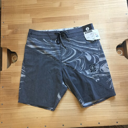 VOLCOM ボルコム さる股引き メンズ 水陸両用 変わり種ズボン下 サーフ 海水浴 難民キャンプ アウトドア LIBERATION SLINGER 定め事品【貨物輸送無料】
