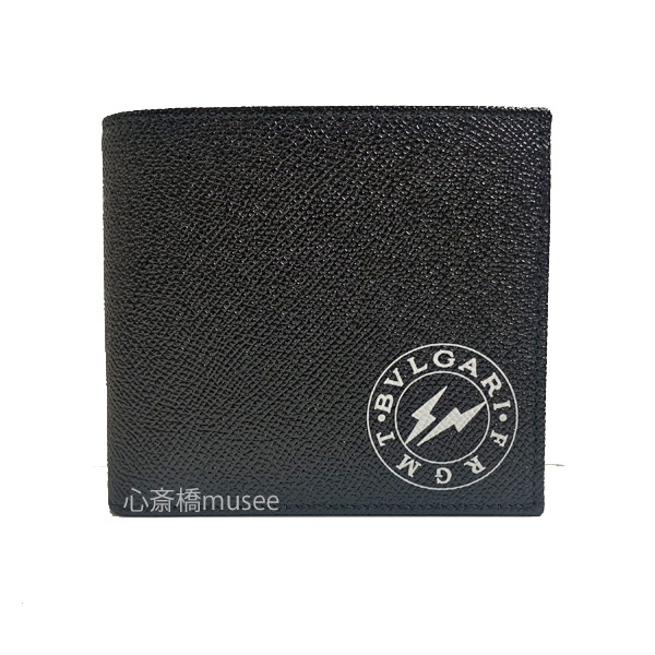 保証書付 新品 日本限定 Bvlgari Frgmt ブルガリ フラグメント コラボ 二つ折り 財布 Bvlgari Fragment By Hiroshi Fujiwara 黒 ブラック ホワイトロゴ プリント 箱 ショッパー 財布 コンパクト ミニ 半財布 インポートミュゼ心斎橋筋一丁目店 即納特典付き