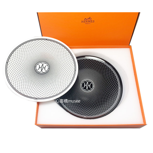 ≪ 新品 ≫ HERMES エルメス Hデコ　アッシュデコ シリーズ パン プレート　14cm 白 / 黒　ホワイト/ブラック 2個 セット ペア 箱 リボン　ラッピング Hdeco pair white / black plate pair gift box｜インポートミュゼ心斎橋筋一丁目店