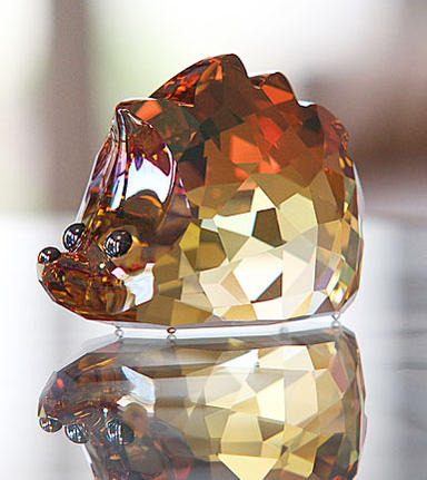 SWAROVSKI 新品未使用　とてもおしゃれなデザイン　幸せの葉形　即購入可 SWAROVSKI 新品未使用とてもおしゃれなデザイン幸せの葉形即購入可