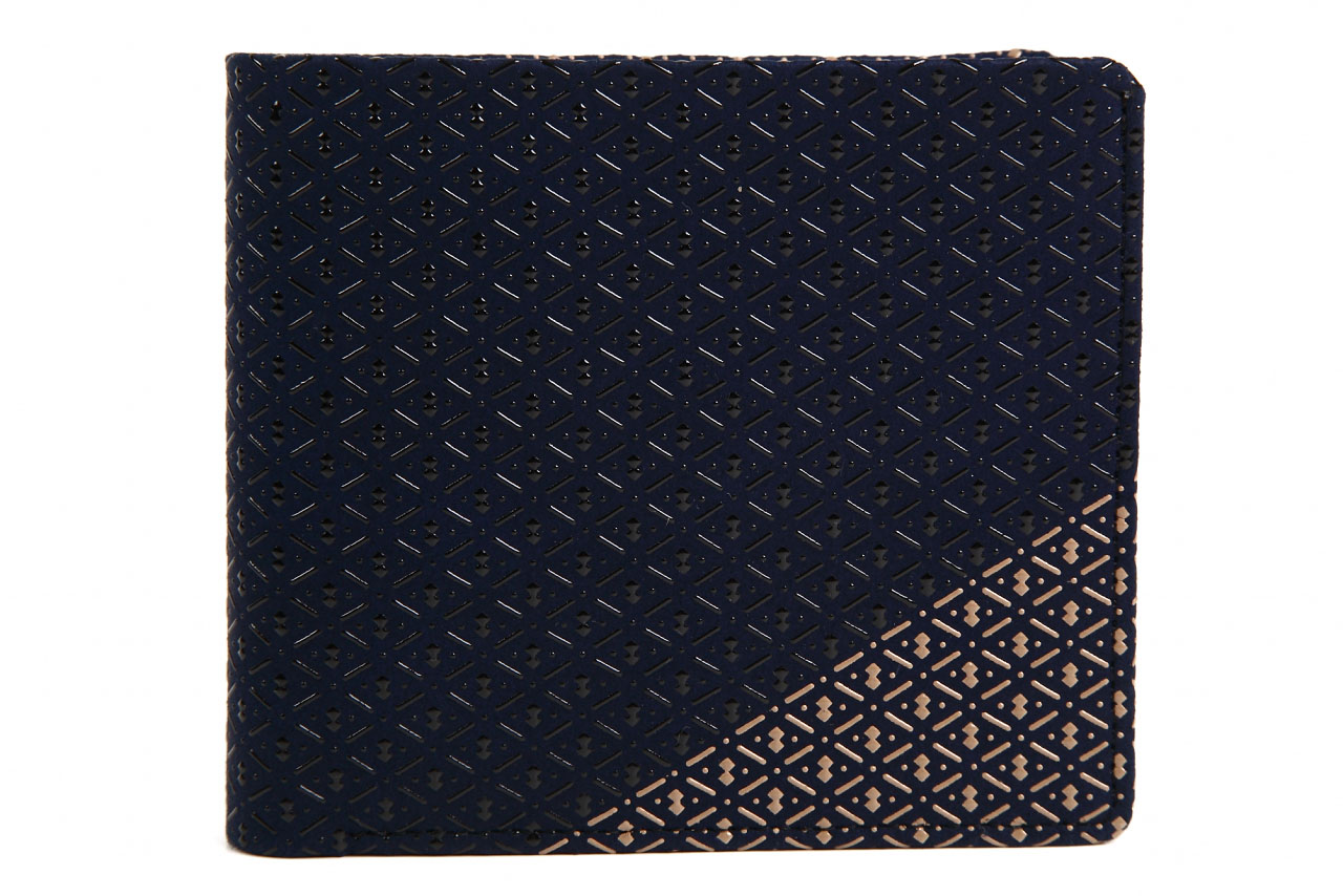 印傳屋 印伝 二つ折り財布 小銭入れ 鹿革 庵 ひょうたん柄 紺地×黒白漆 楽天市場】印伝 財布 二つ折り 印傳屋 庵 いほり Iori 8214 札入