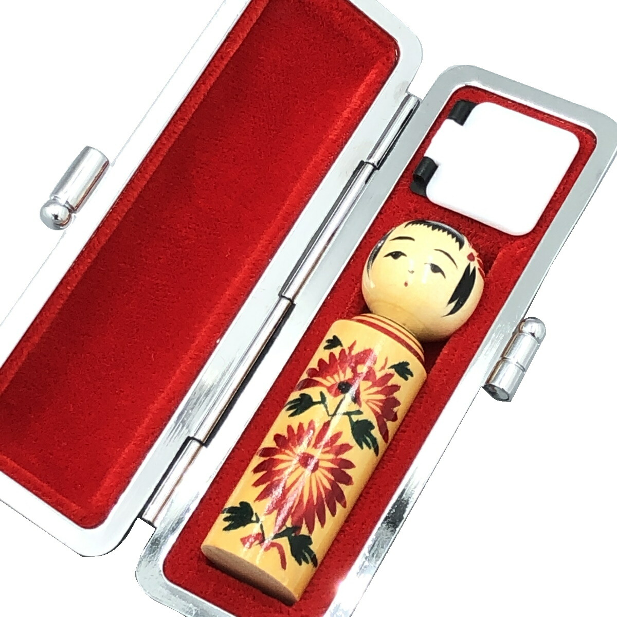 こけしはんこ (差しわたし12粍,15mm×長さ約60粍) 重ね菊柄 こけしの認め印 朱肉付き添い人 認め印入れもの 薩摩本柘植 認め印 こけし はんこ 可愛らしい認め印 認印 預金金融機関印 実印 人間 入れもの付き添い人 ハンコ 成人女性 可愛らしい 認め印入れ 成年者 赤ちゃん 押し手 生み出すこと祝賀会 朱肉認め印 可愛らしいハンコ 今めかしい認め印