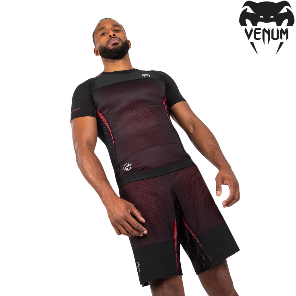 【10%OFF 百貨店SALE】VENUM Dodge Banshee 混雑時かばい立て 半袖 RASHGUARD キックボクシング ムエタイ 格闘技 MMA ボクシング コンプレッション 形づくる 訓練を受ける メンズ 成人男性 通気性 好いたらしい 黒いこと ヴェヌム