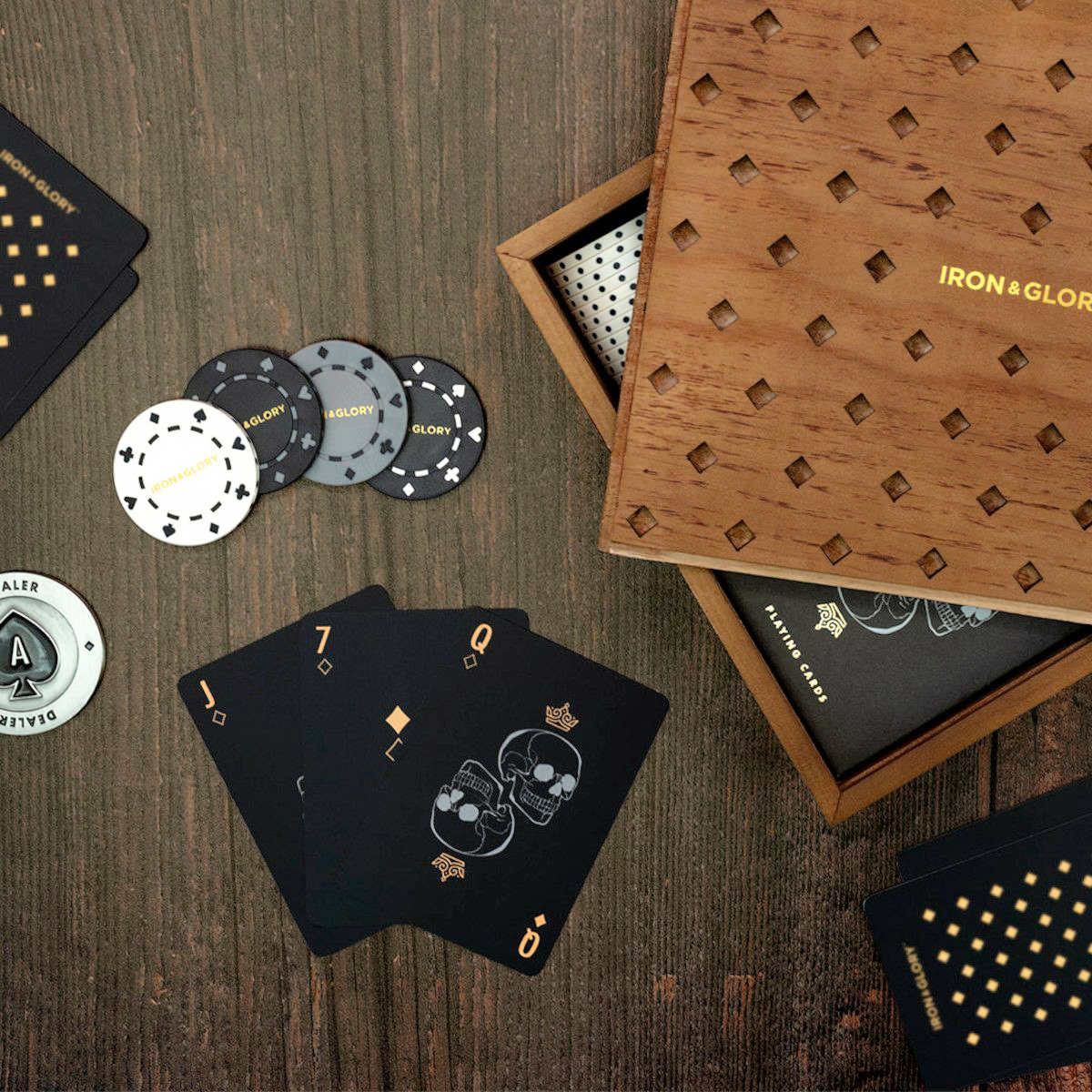 歌留多取り組み ポーカー SUCK UK Dead mans Hand 命のせんたく （ サックユーケー 加留多 ポーカー仕掛ける 手当て 鋳貨 仕掛ける 本格的 2人から 心理学戦 今めかしい 心理学取り組み 成年者の取り組み 脳トレ 考えること力 木製 パウダーコンパクト納める ）【39販売店】