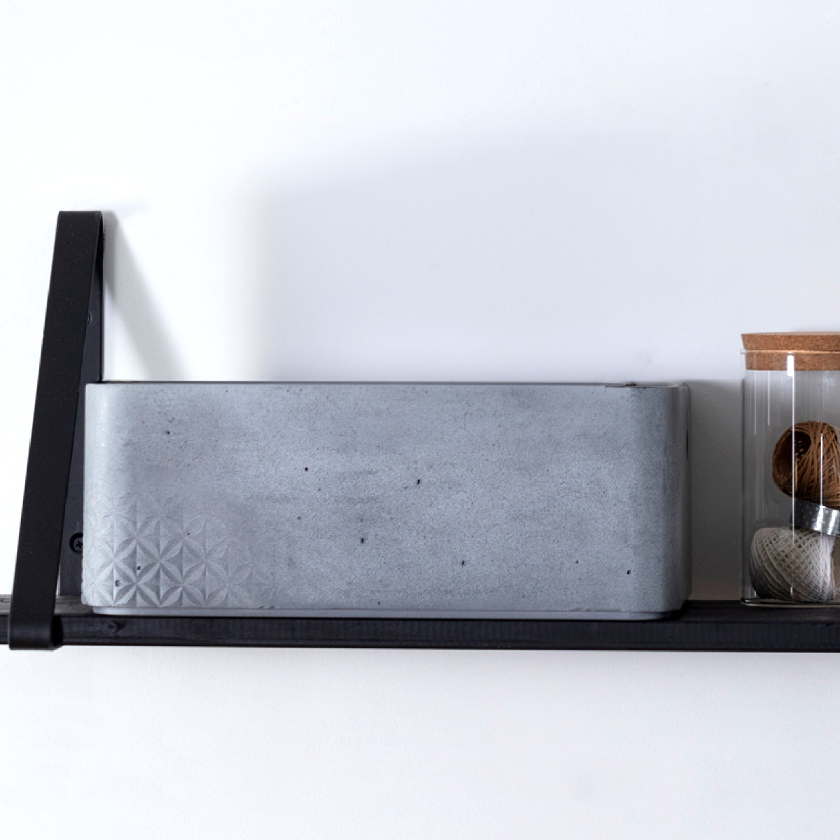 収納ボックス CURVER Beton M 幅33.7×奥行24.5×高さ11.8cm （ 収納 収納ケース プラスチック製 小物入れ 積み重ね 収納用品 コンクリート風 おしゃれ 収納バスケット スタッキング 持ち手付き 軽量 お手入れ簡単 小物整理 ）【39ショップ】
