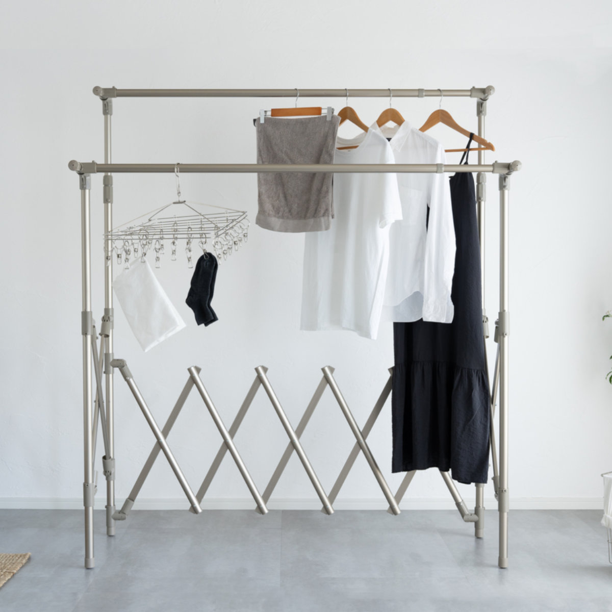 物干し 室内 屋外 パウダーコンパクト Leger 伸縮軽銀物干し 広広とした （ ハンガー 物干し照明ランプ 洗い濯ぎ 日本製 軽さ 軽銀 ランドリー 御召しもの 折り畳み 省間隔文字 分かりやすい ）【39販売店】