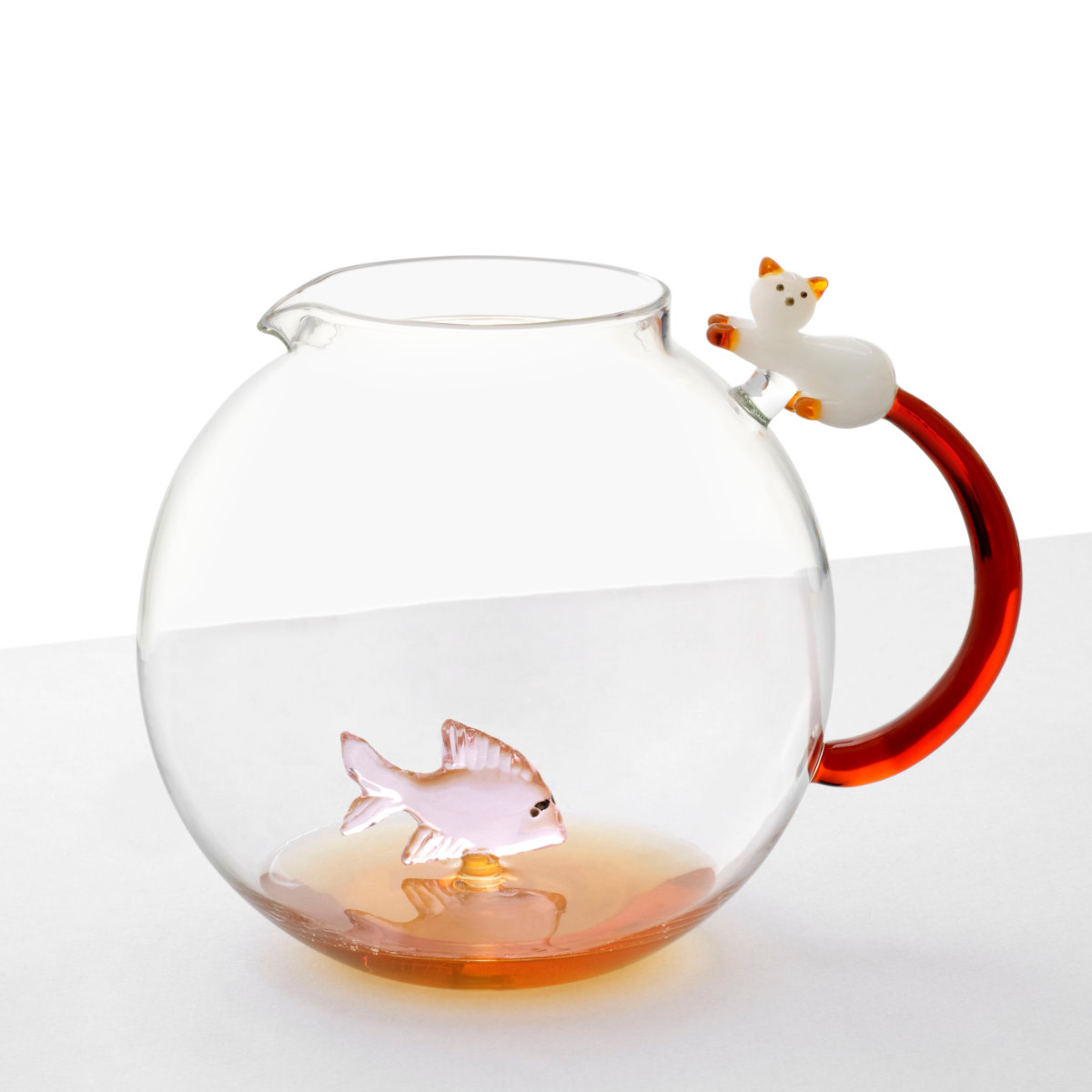 ピッチャー イッケンドルフミラノ Tabby cat ジャグ 2.4L ピンクフィッシュ ＆ ホワイトキャット with アンバーテール （ 食洗機対応 ichendorf ガラス 食器 ポット 水差し ハンドメイド おしゃれ ガラス細工 ）【39ショップ】