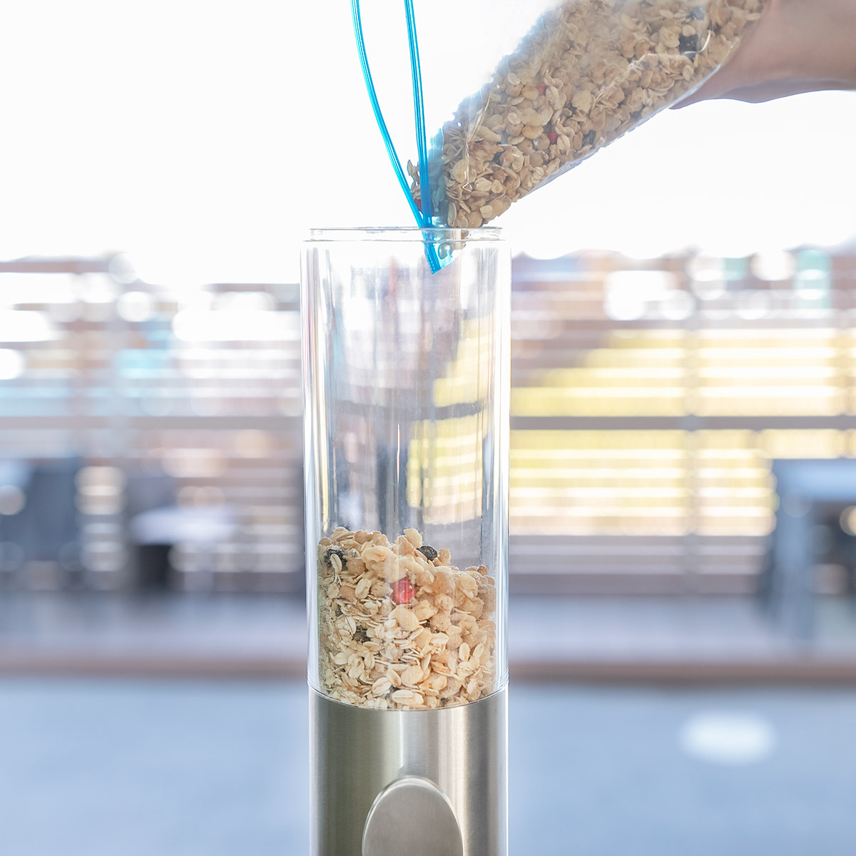 メール便なら送料無料 楽天市場 シリアル ディスペンサー Deposito Adhoc 送料無料 フードストッカー フードディスペンサー シリアルサーバー ストッカー 収納 保存容器 1 5リットル ドライフード スナック ハンドル 簡単操作 39ショップ インテリア