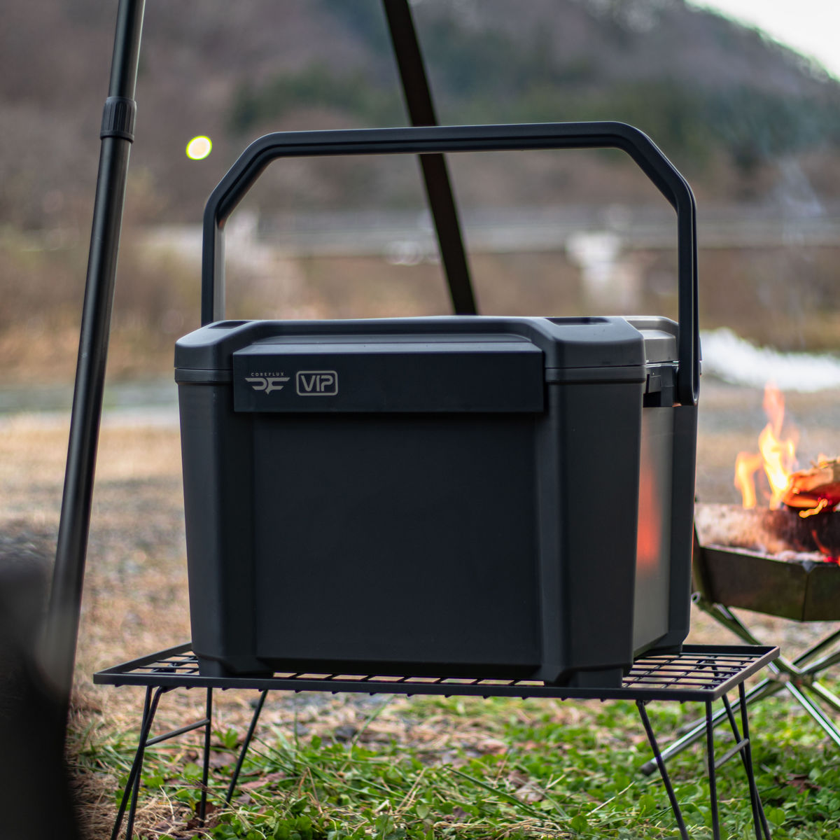 クーラーボックス 26L COREFLUX VIP 座れる 耐荷重100kg （ 保冷 クーラーBOX 保冷ボックス アウトドア用品 26リットル クーラー ボックス BOX 冷蔵ボックス 真空断熱 長時間保冷 氷長持ち キャンプ アウトドア ハンドル 持ち手付き ）【39ショップ】｜インテリアパレット