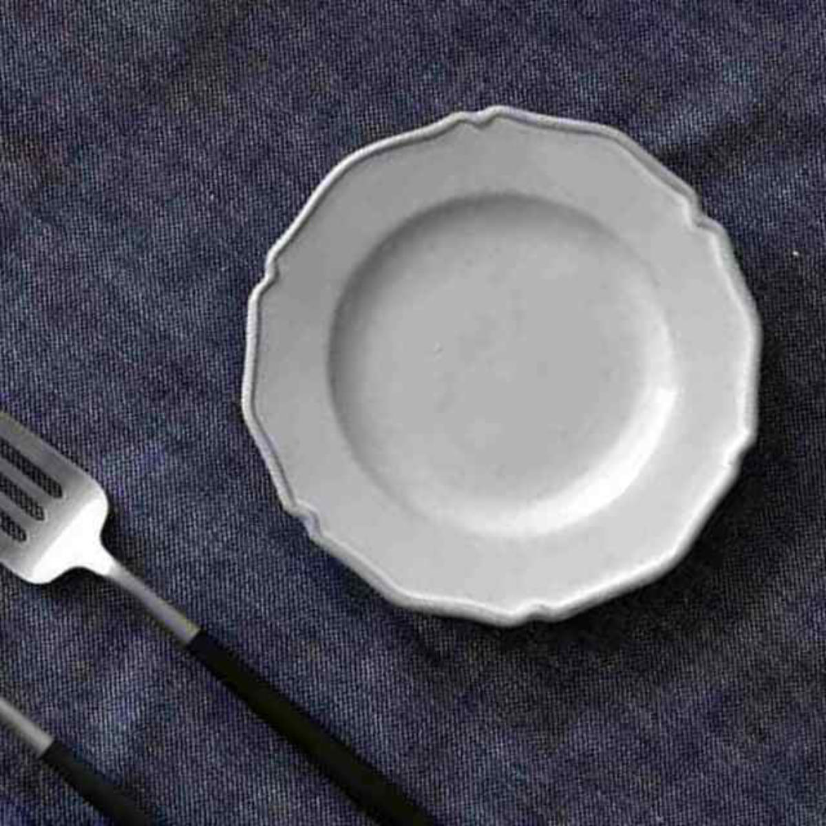 プレート 12cm ラウンド プチ プリンセス Calin 皿 洋食器 陶器 日本製 同色5枚セット （ お皿 電子レンジ対応 食洗機対応 輪花皿 豆皿 銘々皿 取り皿 菓子皿 デザート フルーツ おしゃれ 食器 グレー モノトーン ）【39ショップ】